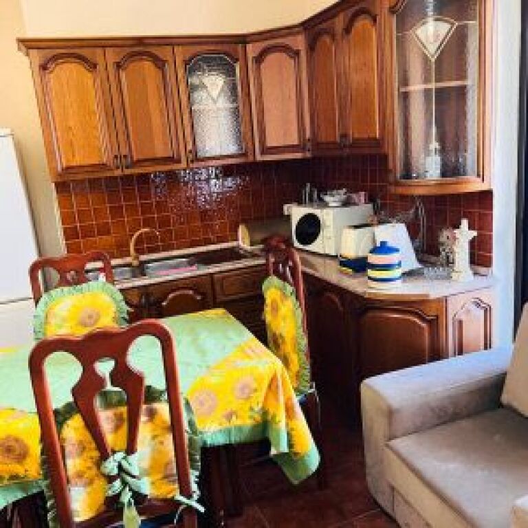 Apartsment me qera 2+1 te Xhenfize Keko