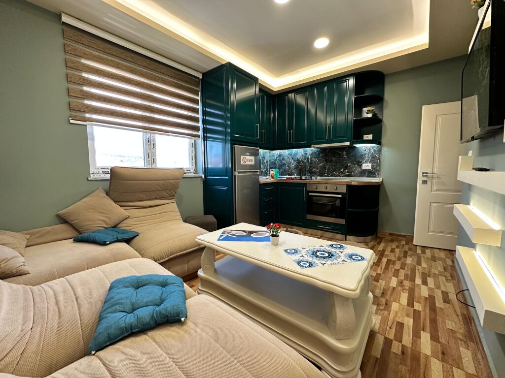Shitet apartament 1+1 ne Korcë , përballë Pazarit, pas Teatrit .