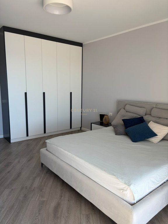 Penthouse me qira ne Lungomare, Vlore