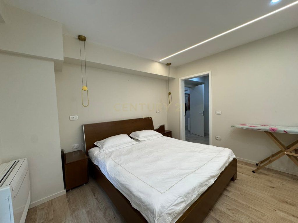 Apartament luksoz 2+1+2 per qira prane Stadiumit Air Albania