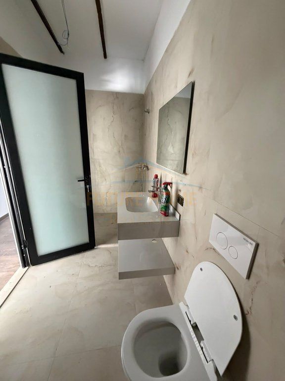Shitet, Apartament 1+1, Shallvaret, Tiranë.