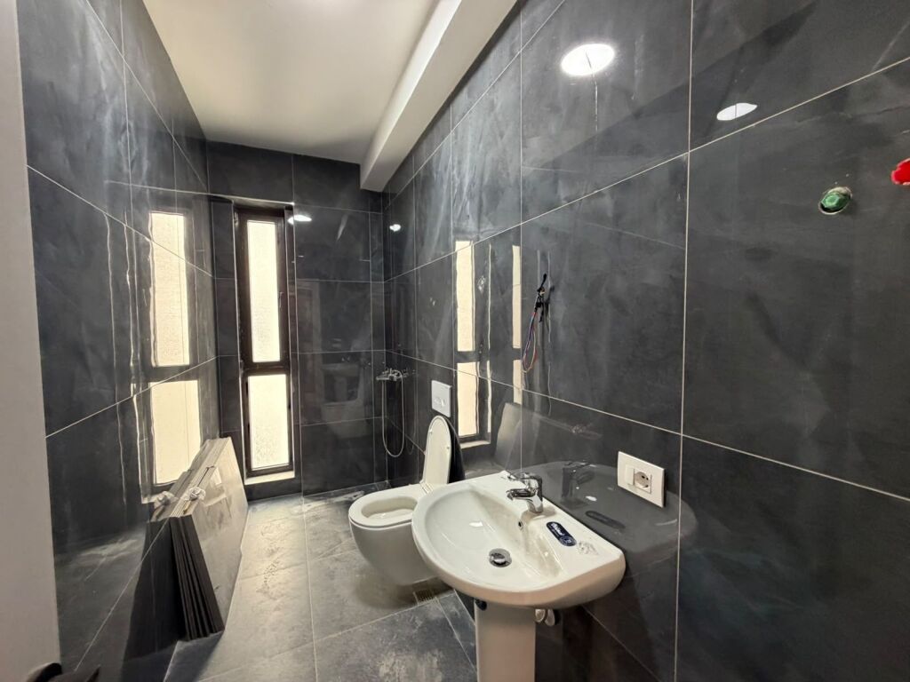 Shitet apartament 2+1 ne Malin e Robit