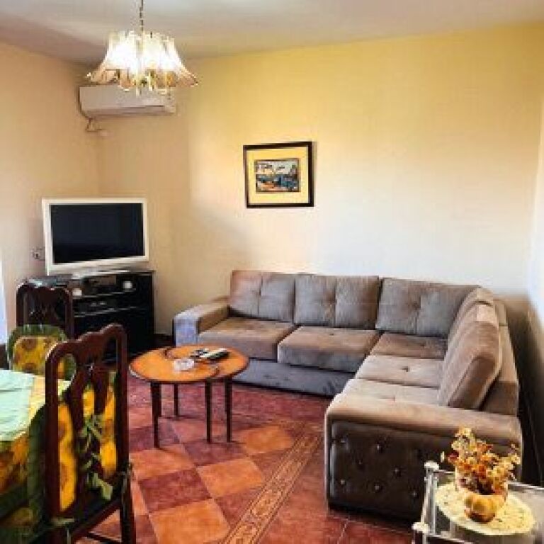Apartsment me qera 2+1 te Xhenfize Keko
