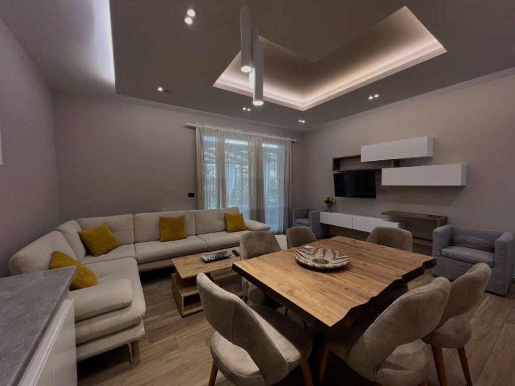 JEPET ME QIRA | APARTAMENT 2+1 ME KOPSHT – PRANË TEG