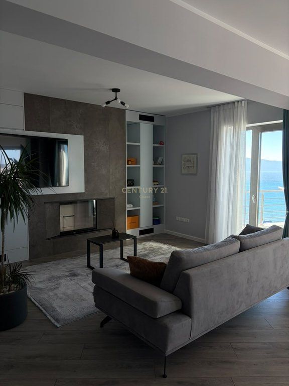Penthouse me qira ne Lungomare, Vlore