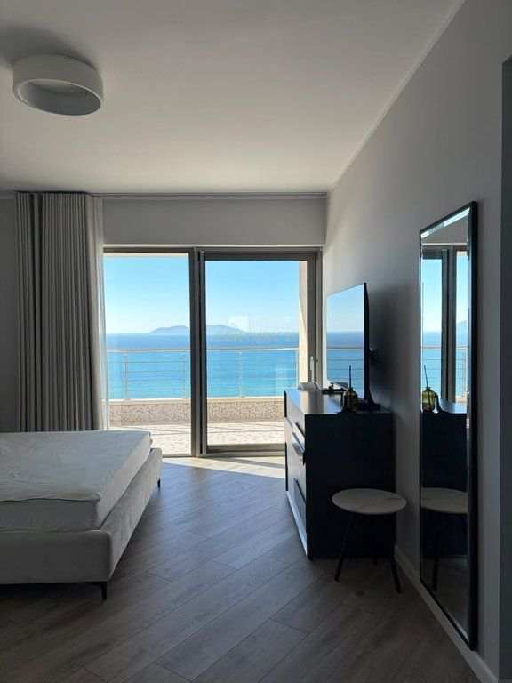 Penthouse me qira ne Lungomare, Vlore