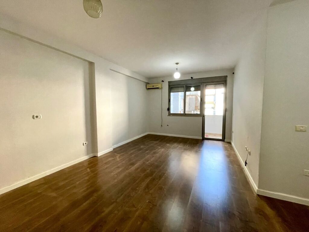 Apartament 2+1 bosh tek rruga Kavajes