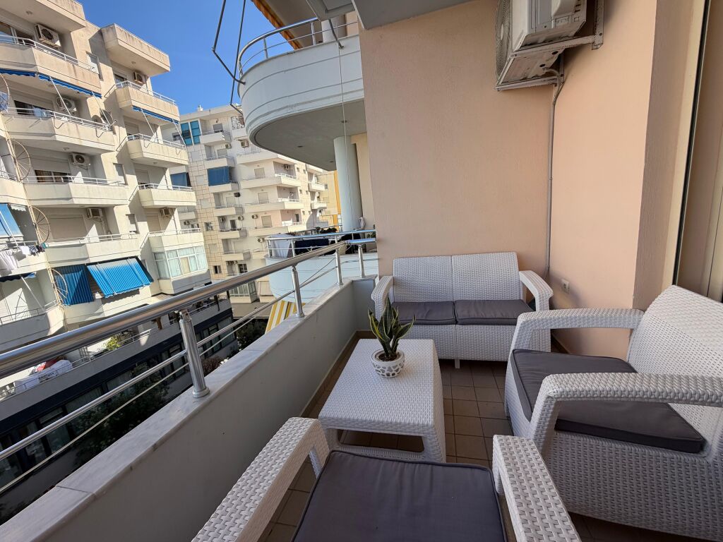 🏡 APARTAMENT ME QIRA – LUNGOMARE, VLORË