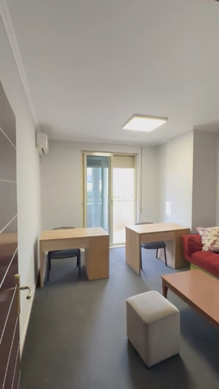 🏢 Ambient zyre me qira – Përballë Liqenit Artificial &amp; Lake View