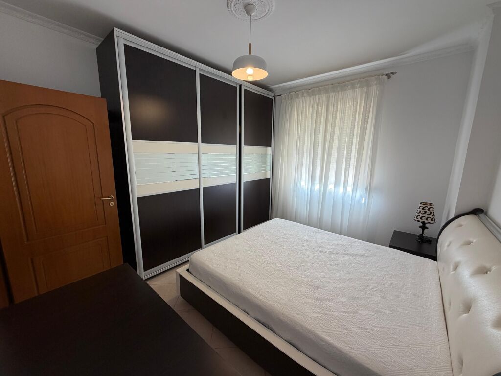 🏡 APARTAMENT ME QIRA – LUNGOMARE, VLORË