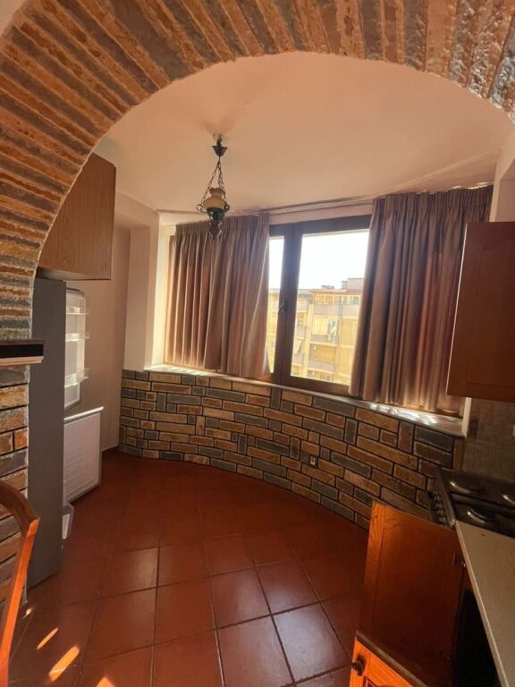 Appartamento 3+2+2 arredato in affitto a Komuna e Parisit – 800 €