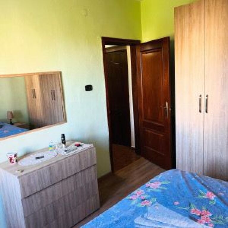 Apartsment me qera 2+1 te Xhenfize Keko