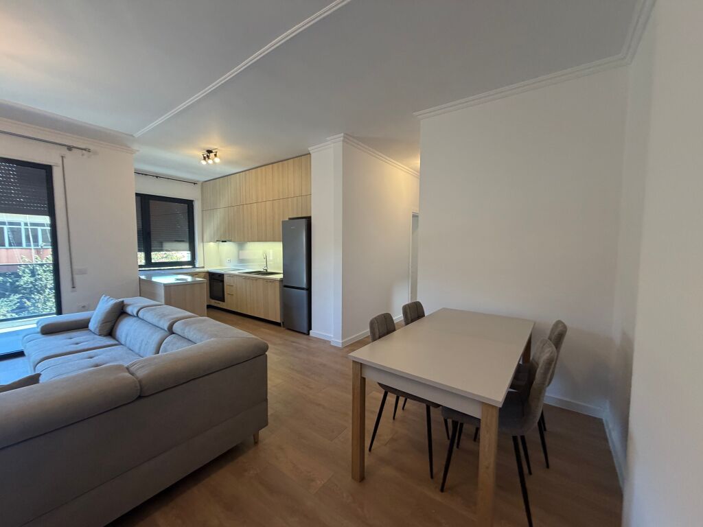 🏡 AFFITTASI APPARTAMENTO 2+1+2 +parcheggio A 5 MAJI  📍 Secondo piano, palazzo nuovo con ascensore. 🚿 2 bagni 🚗 Posto auto incluso  💰 Prezzo: 65.000 lek/mese  📞 Per maggiori informazioni, contattare!
