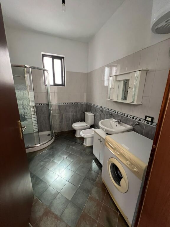 JEPET ME QIRA KATI I DYTË I NJË SHTËPIE PRIVATE – PRANË BULEVARDIT DYRRAH