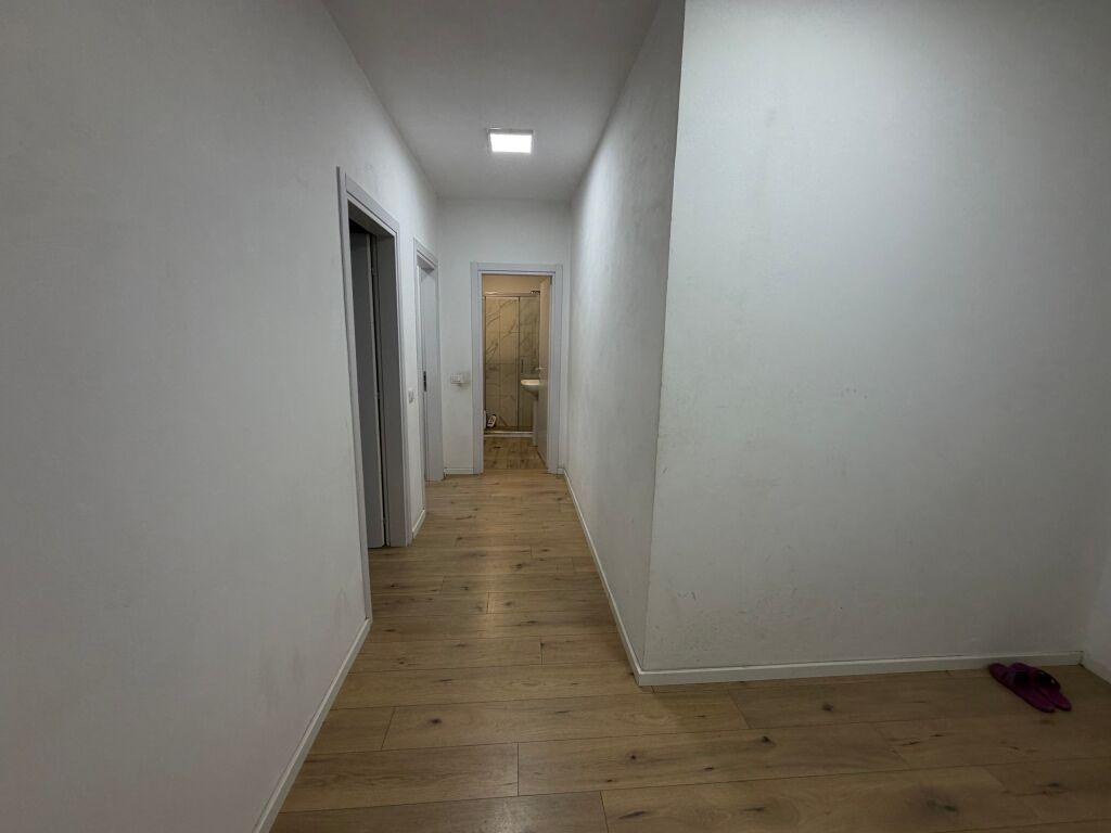 2+1, te nela 6 yzberisht, 550 mije leke