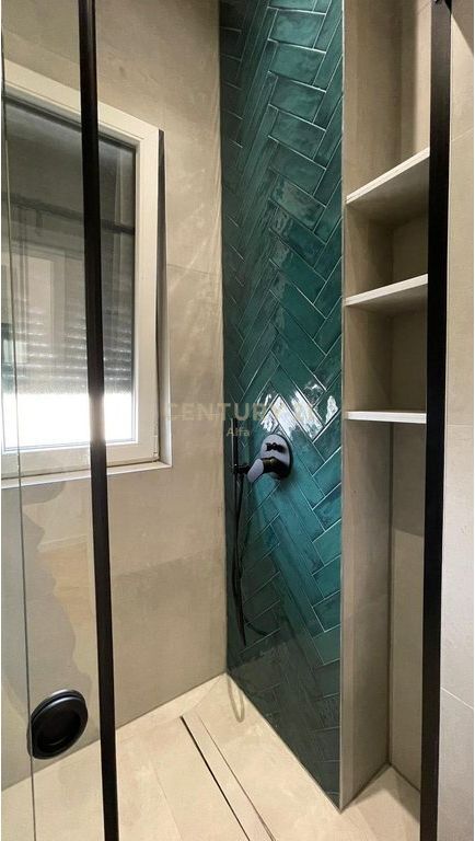 Affittasi appartamento 3+1 con veranda, posto auto incluso – arredamento nuovo, Giardino Botanico!