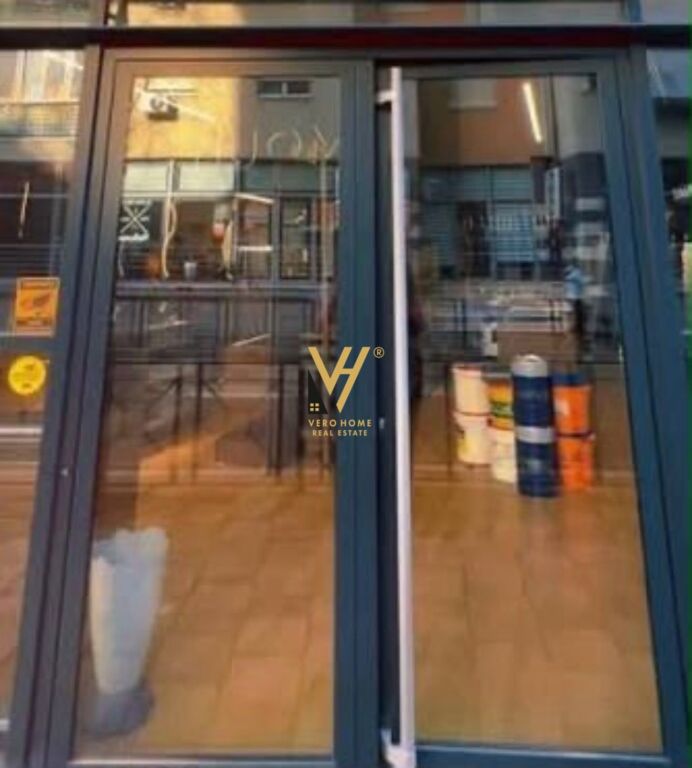 VENDITA AMBIENTE COMMERCIALE 130 M2 AL KRISTAL CENTER 800.000 EURO
