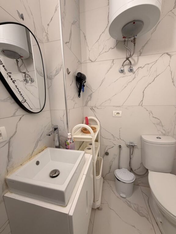 Apartament 1+1 vije e pare me detin tek Shkëmbi i Kavajës. Orientim nga lindja.