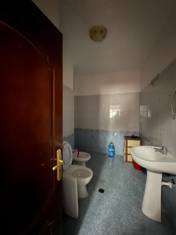 Jepet me qera Apartamenti 2+1+2, tek Shkolla e Bashkuar prane Konvikteve te Mjeksise 420 mije leke te vjetra