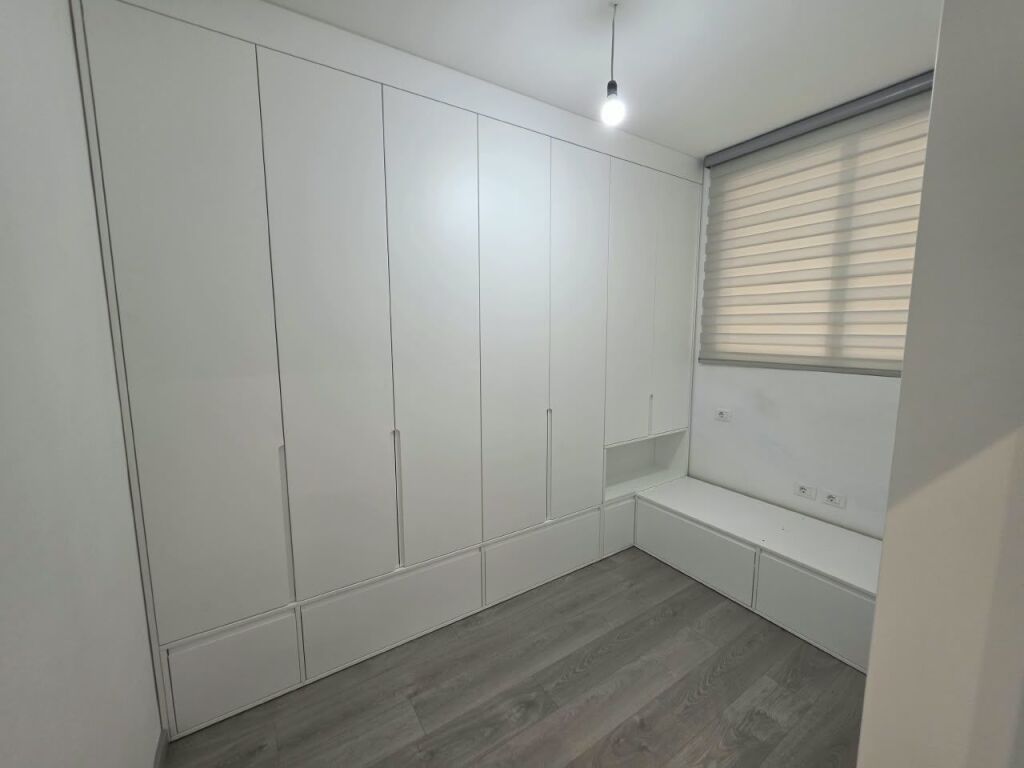🏡 APPARTAMENTO 2+1 + CAMERA ARMADIO + PARCHEGGIO IN AFFITTO 🏡  📍 Indirizzo: Don Bosko, vicino a Vizion Plus💰 Prezzo: 120.000 lekë/mese