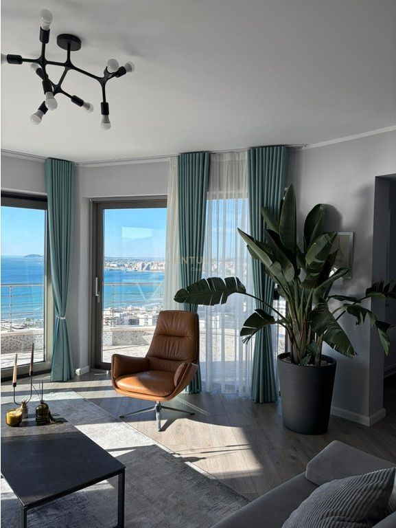 Penthouse me qira ne Lungomare, Vlore