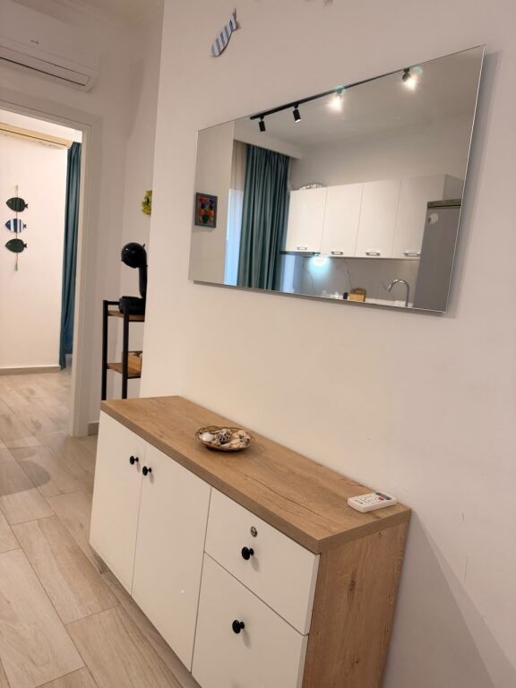 Apartament 1+1 vije e pare me detin tek Shkëmbi i Kavajës. Orientim nga lindja.