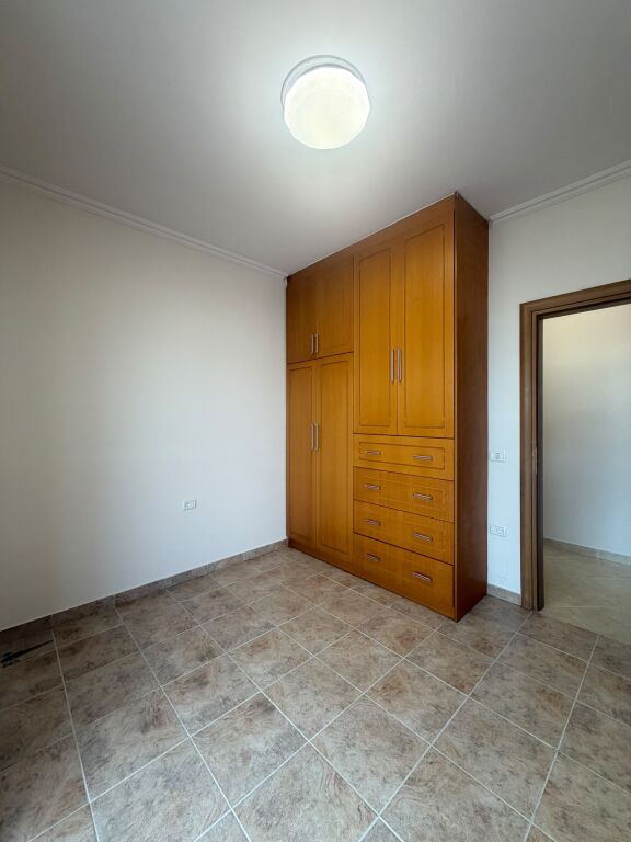 Jepet me qira apartament 2+1 në Selit 55000 leke,
