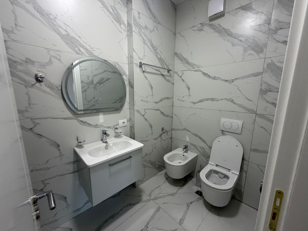 🏡 AFFITTASI APPARTAMENTO 2+1+2 +parcheggio A 5 MAJI  📍 Secondo piano, palazzo nuovo con ascensore. 🚿 2 bagni 🚗 Posto auto incluso  💰 Prezzo: 65.000 lek/mese  📞 Per maggiori informazioni, contattare!