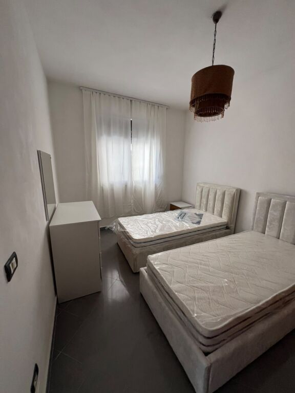 JEPET ME QIRA KATI I DYTË I NJË SHTËPIE PRIVATE – PRANË BULEVARDIT DYRRAH