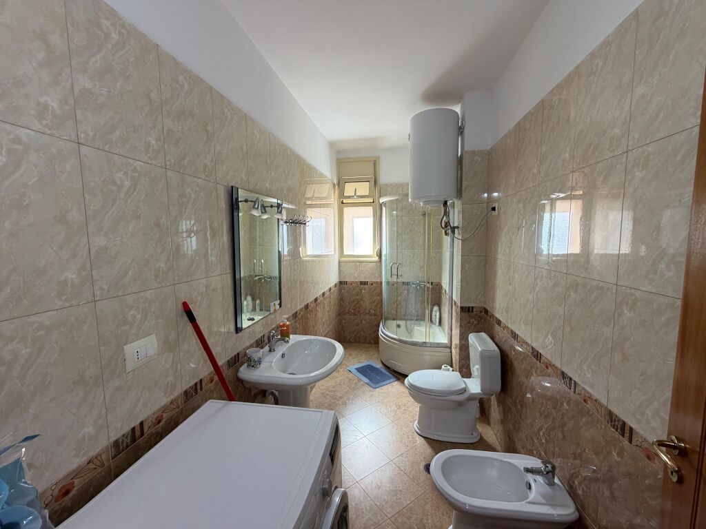 🏡 APARTAMENT ME QIRA – LUNGOMARE, VLORË