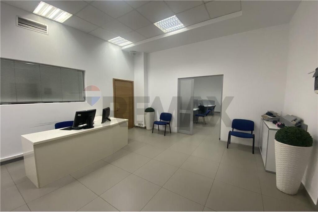 AMBIENT KOMERCIAL ME QIRA PRANE QENDRES