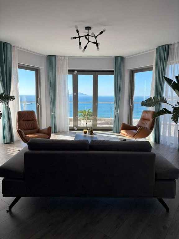 Penthouse me qira ne Lungomare, Vlore