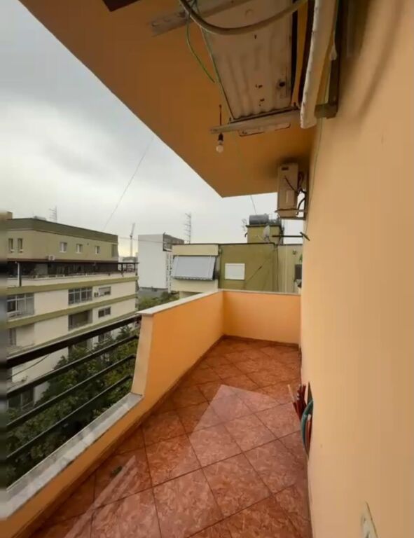 Jepet me qera Apartamenti 2+1+2, tek Shkolla e Bashkuar prane Konvikteve te Mjeksise 420 mije leke te vjetra
