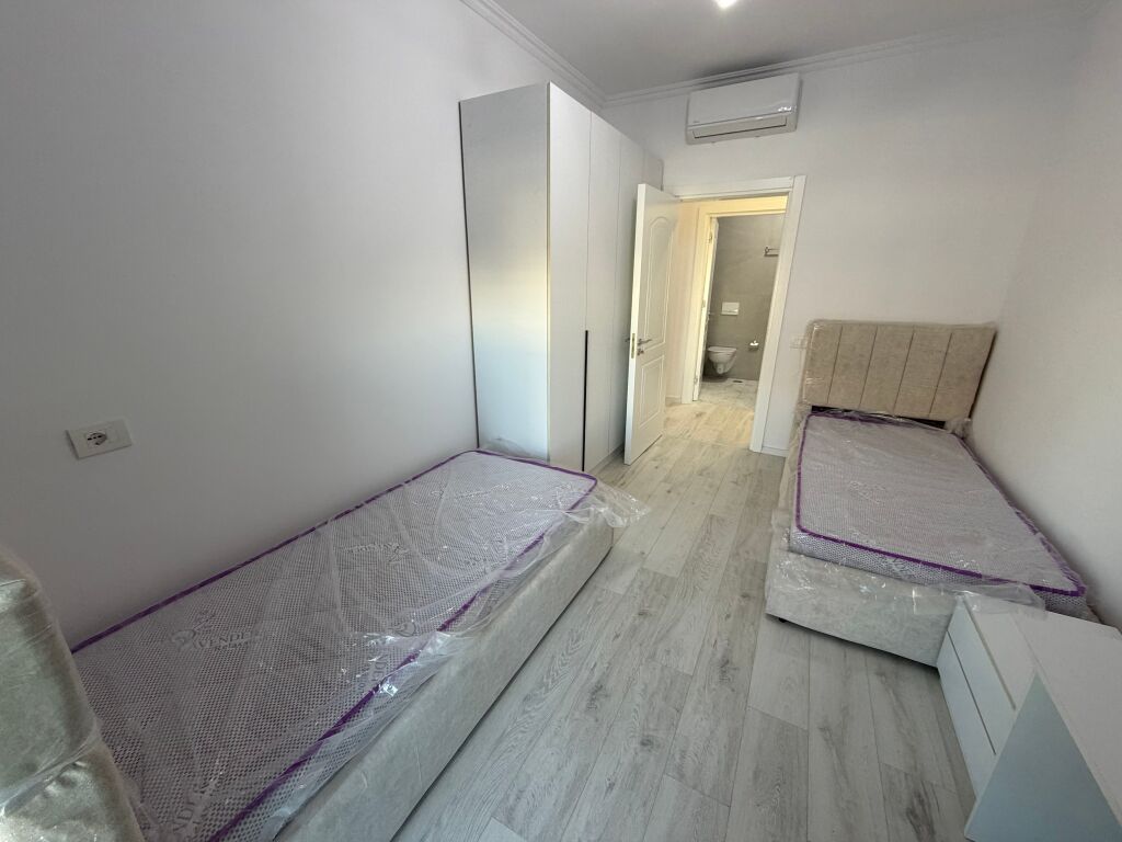 🏡 AFFITTASI APPARTAMENTO 2+1 A 5 MAJI  📍 2° piano, edificio nuovo con ascensore. 🚿 2 bagni 🚗 Parcheggio incluso  💰 Prezzo: 65.000 lek/mese   