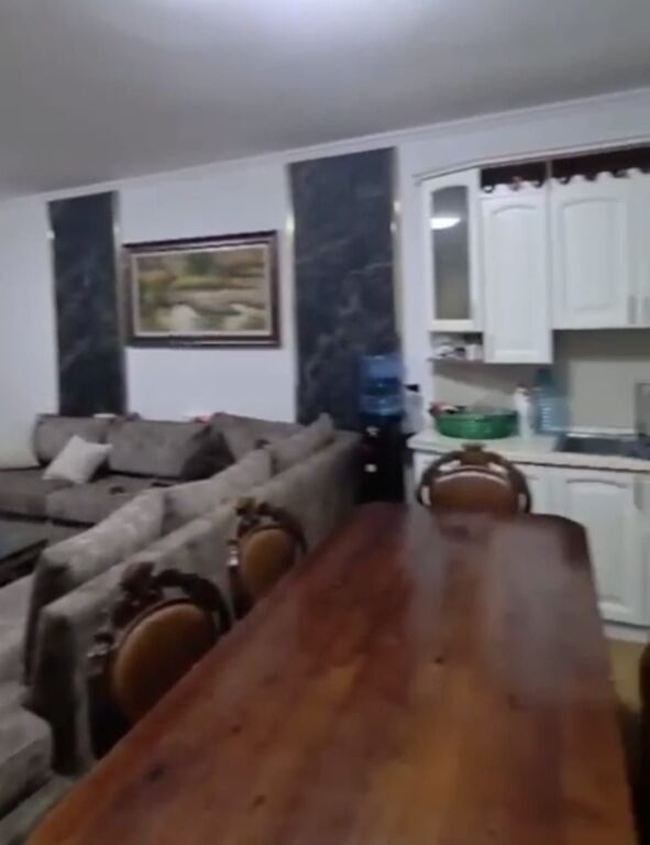 Shitet apartament 3+1+2 tek Komuna e Parisit , prane Esko Bar .   