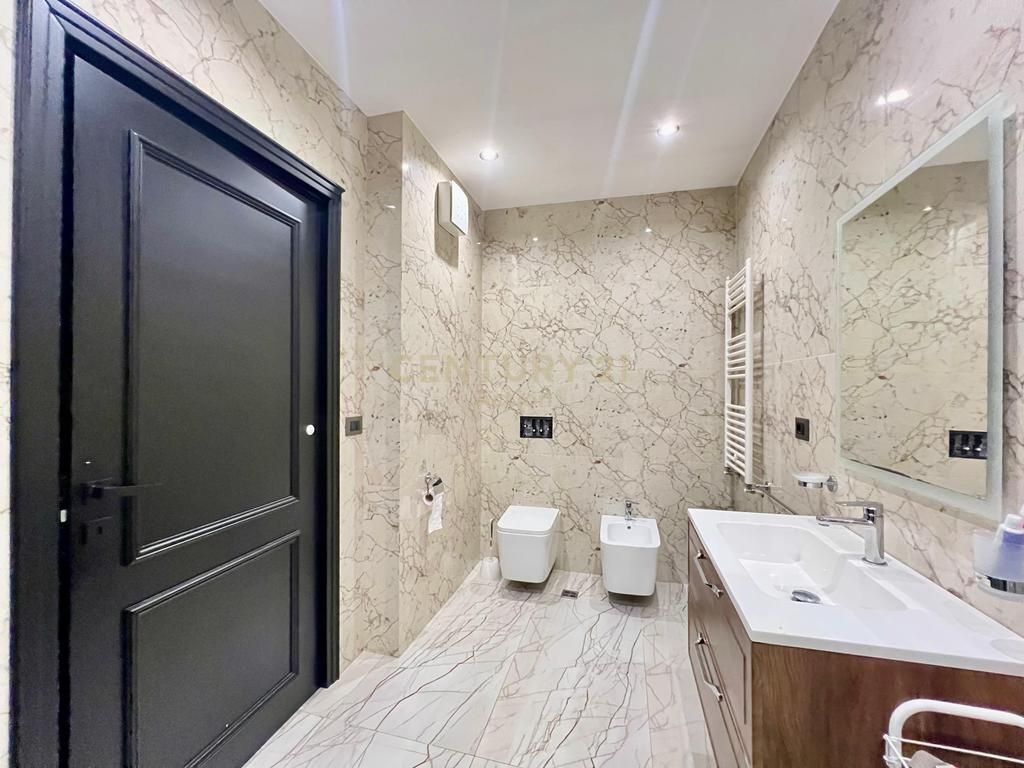 QIRA, ZYRË MODERNE - 📐 180 M2 me POST PARKIMI &amp; PAMJE, PORCELAN‼️ 1,600 € /Muaj