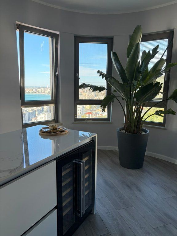 Penthouse me qira ne Lungomare, Vlore