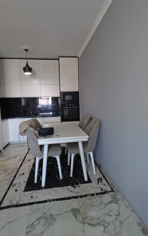 Jepet me qira apartament 2+1 përballë QSUT, Tiranë.