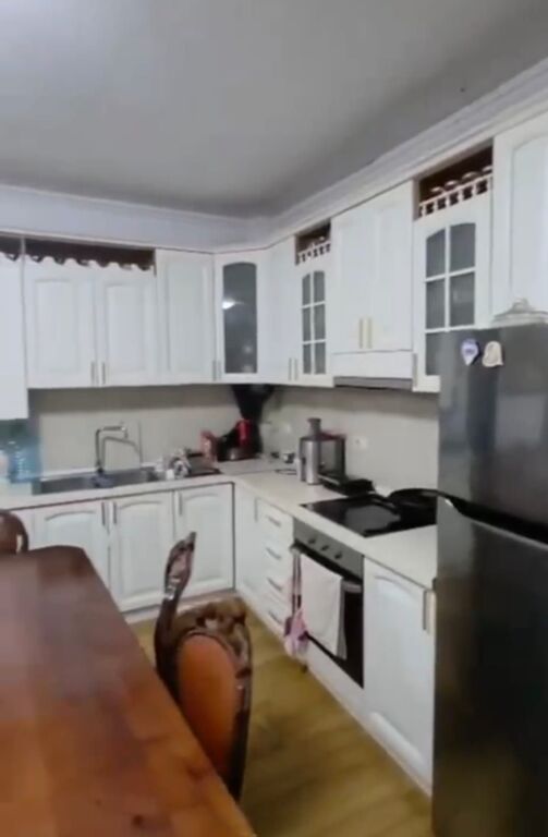 Shitet apartament 3+1+2 tek Komuna e Parisit , prane Esko Bar .   