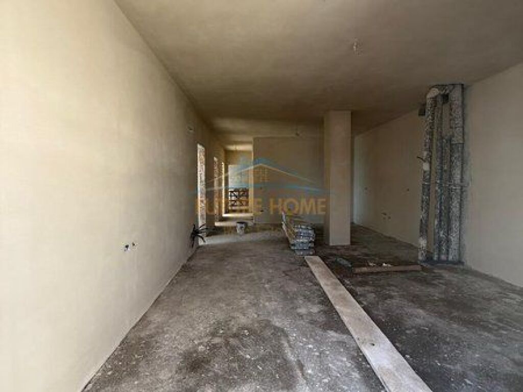 Shitet, Penthouse 4+1+3, Komuna e Parisit
