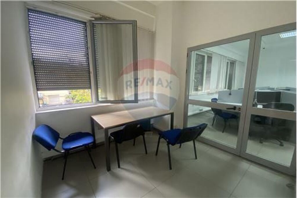 AMBIENT KOMERCIAL ME QIRA PRANE QENDRES