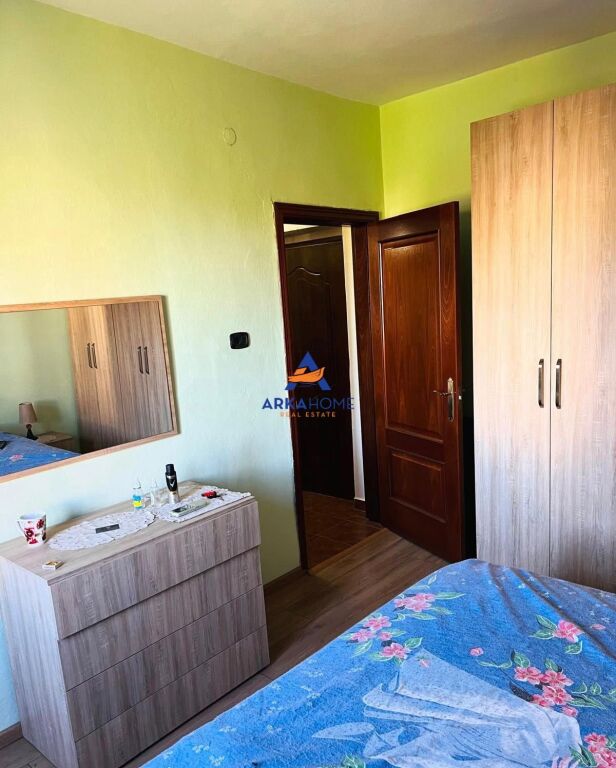 JEPET SHTËPI ME QERA 2+1 + 2 BALLKONE " RRUGA QEMAL STAFA " 50.000 LEKË