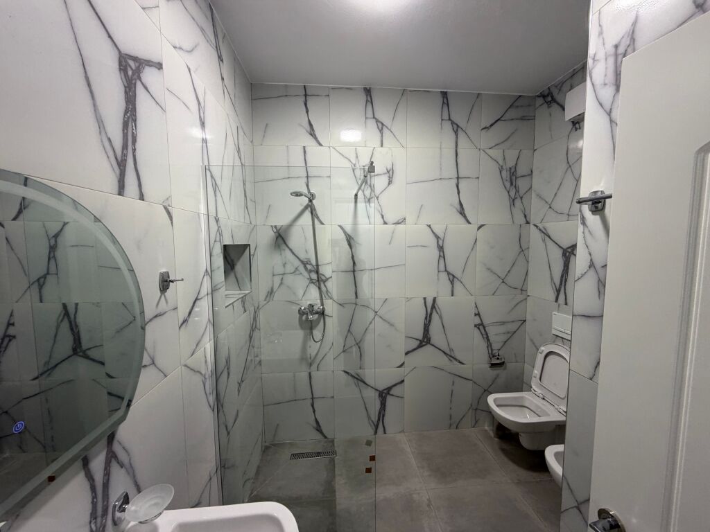 🏡 AFFITTASI APPARTAMENTO 2+1 A 5 MAJI  📍 2° piano, edificio nuovo con ascensore. 🚿 2 bagni 🚗 Parcheggio incluso  💰 Prezzo: 65.000 lek/mese   
