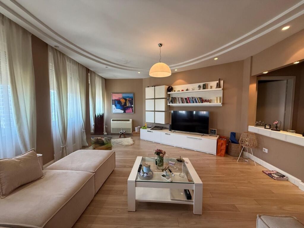 Shitet apartament 3+1+2+verande+garazhd tek Kodra e Diellit , prane Fondacionit Eleonor .  