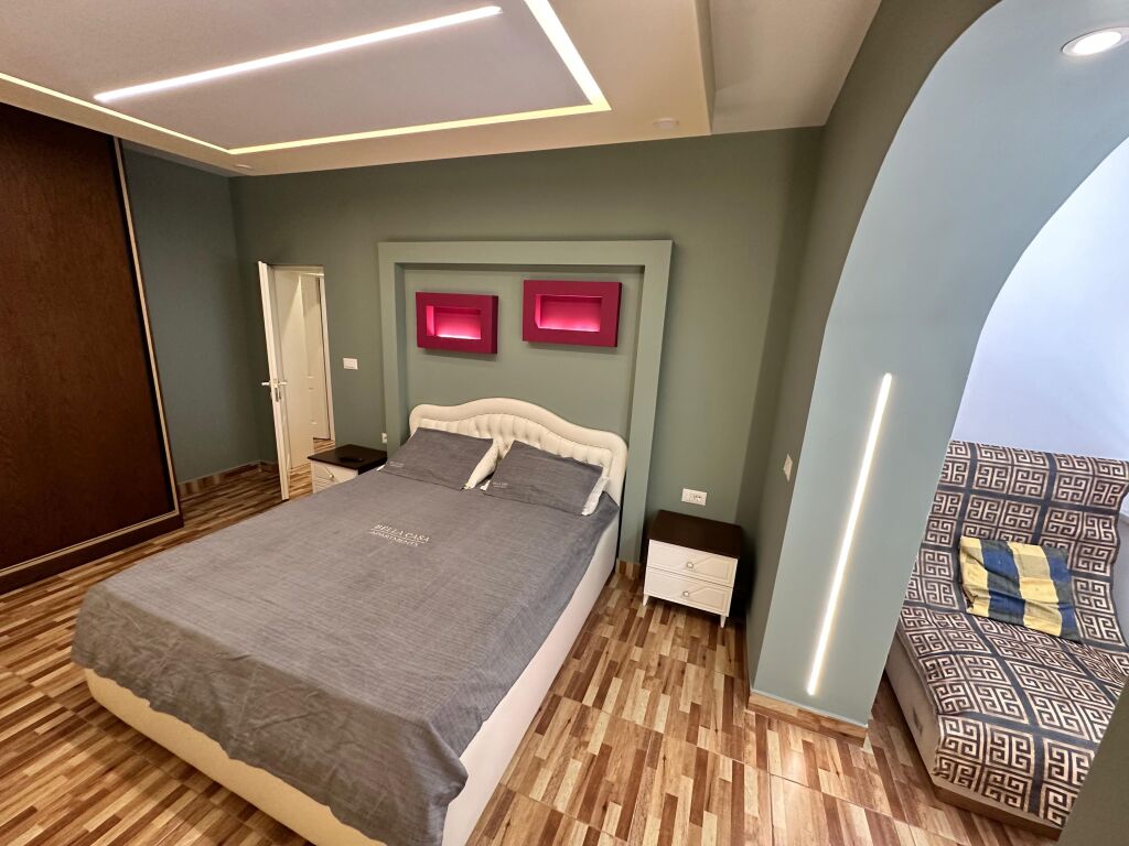 Shitet apartament 1+1 ne Korcë , përballë Pazarit, pas Teatrit .
