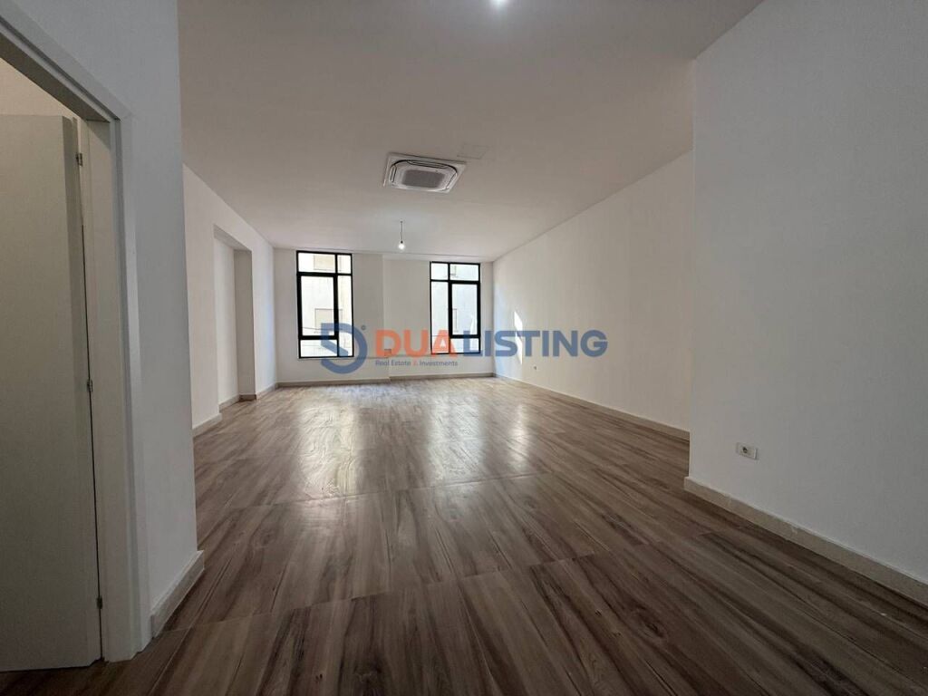 Zyra me Qira open space te Donika Center