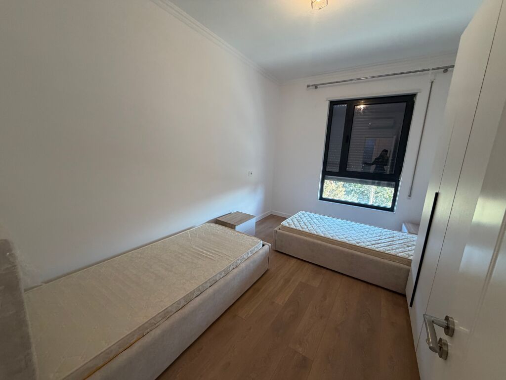 🏡 AFFITTASI APPARTAMENTO 2+1+2 +parcheggio A 5 MAJI  📍 Secondo piano, palazzo nuovo con ascensore. 🚿 2 bagni 🚗 Posto auto incluso  💰 Prezzo: 65.000 lek/mese  📞 Per maggiori informazioni, contattare!