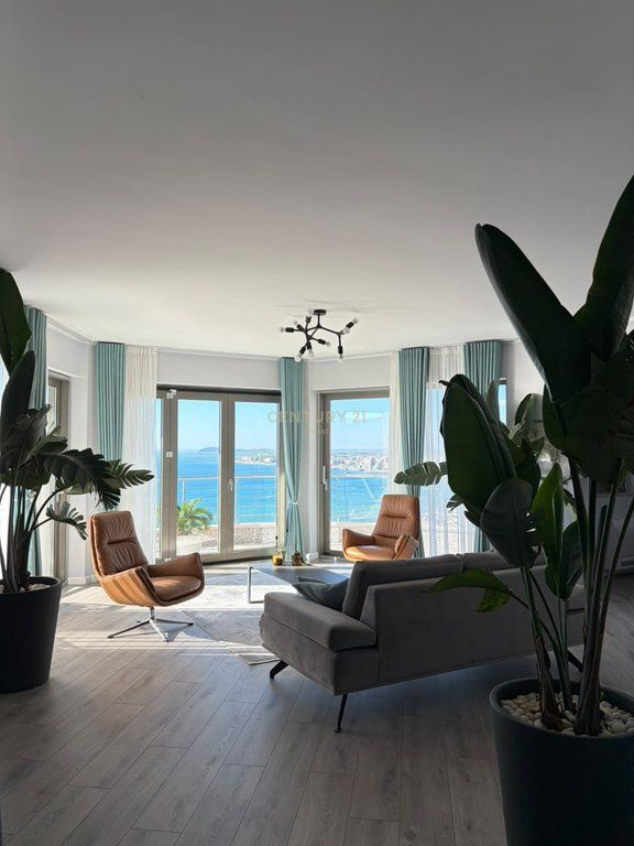 Penthouse me qira ne Lungomare, Vlore