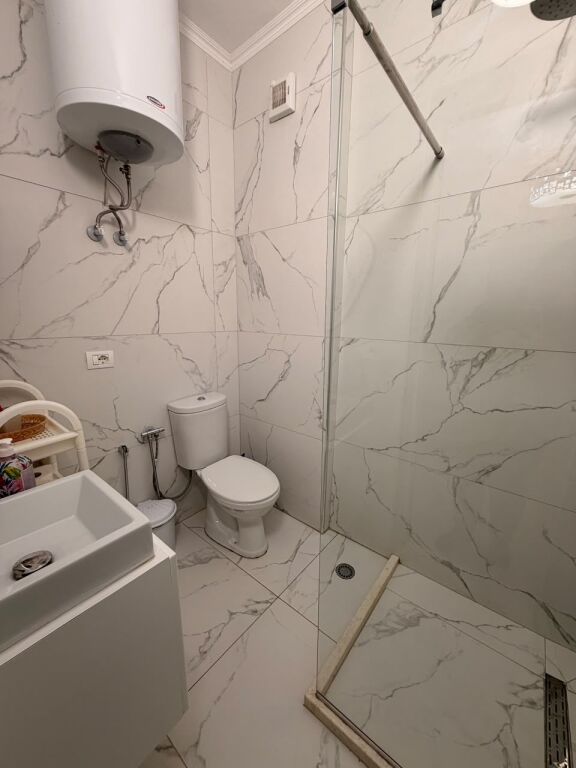 Apartament 1+1 vije e pare me detin tek Shkëmbi i Kavajës. Orientim nga lindja.