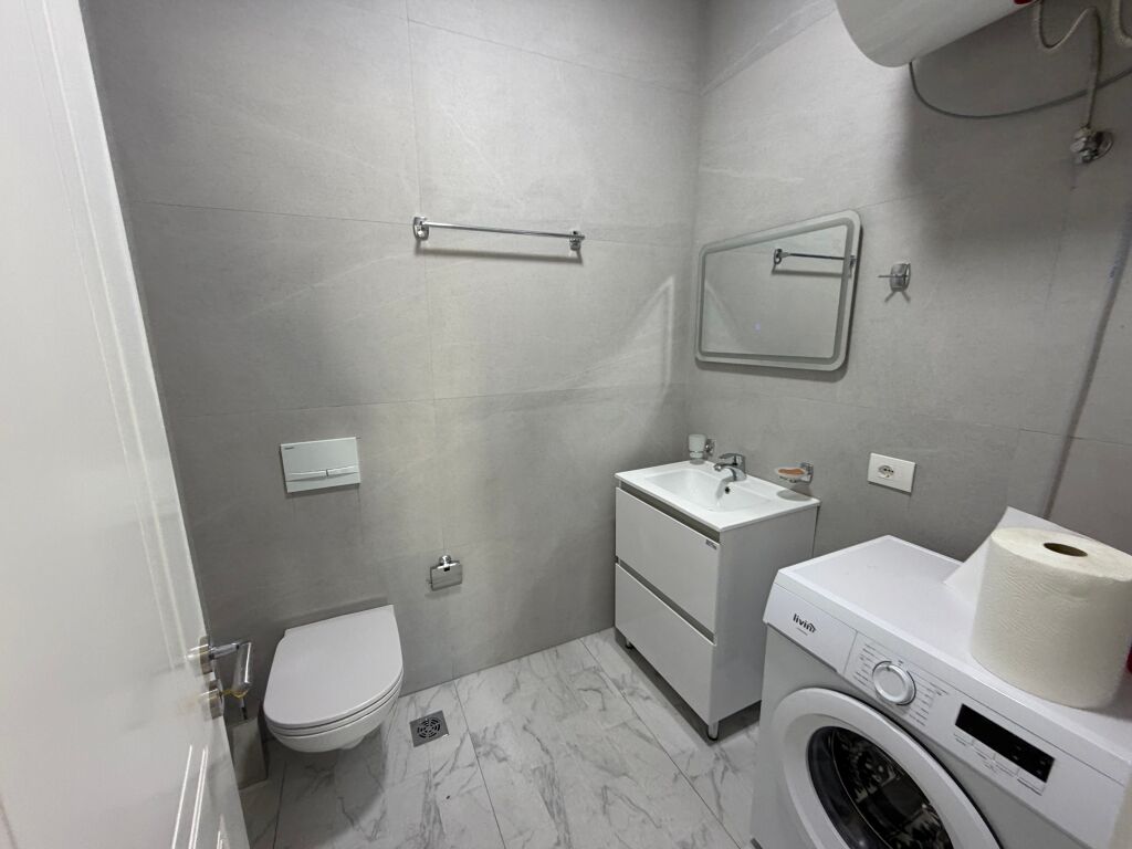 🏡 AFFITTASI APPARTAMENTO 2+1 A 5 MAJI  📍 2° piano, edificio nuovo con ascensore. 🚿 2 bagni 🚗 Parcheggio incluso  💰 Prezzo: 65.000 lek/mese   